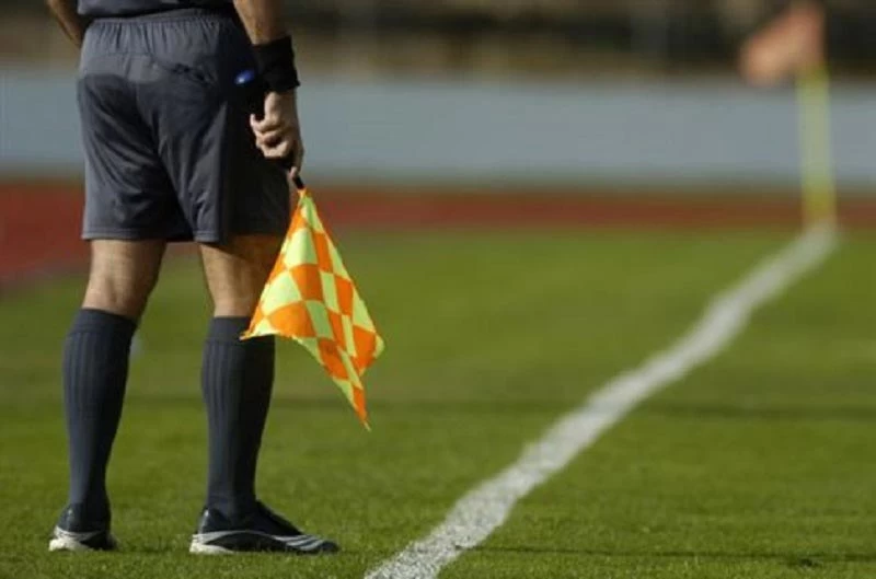 Πόσα χρήματα παίρνουν οι διαιτητές και οι βοηθοί τους στο ελληνικό ποδόσφαιρο; Δείτε όλες τις κατηγορίες!